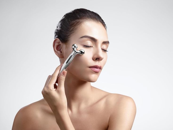 ReFa S Carat RAY - بكرة فاخرة للعين والشفاه والجبهة - رأس بنقطة دفع وبكرة وجه صغيرة الحجم Image description